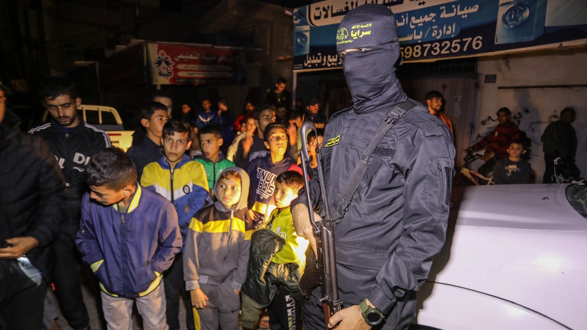 Kämpfer der Al-Quds-Brigaden mit Geiseln