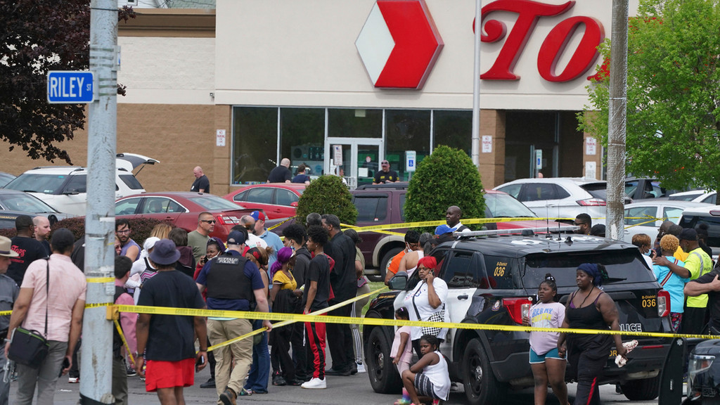 Eine Menschenmenge versammelt sich vor einem Supermarkt. Nach Schüssen in der US-Stadt Buffalo sind Polizeiangaben zufolge mindestens zehn Menschen getötet worden. 