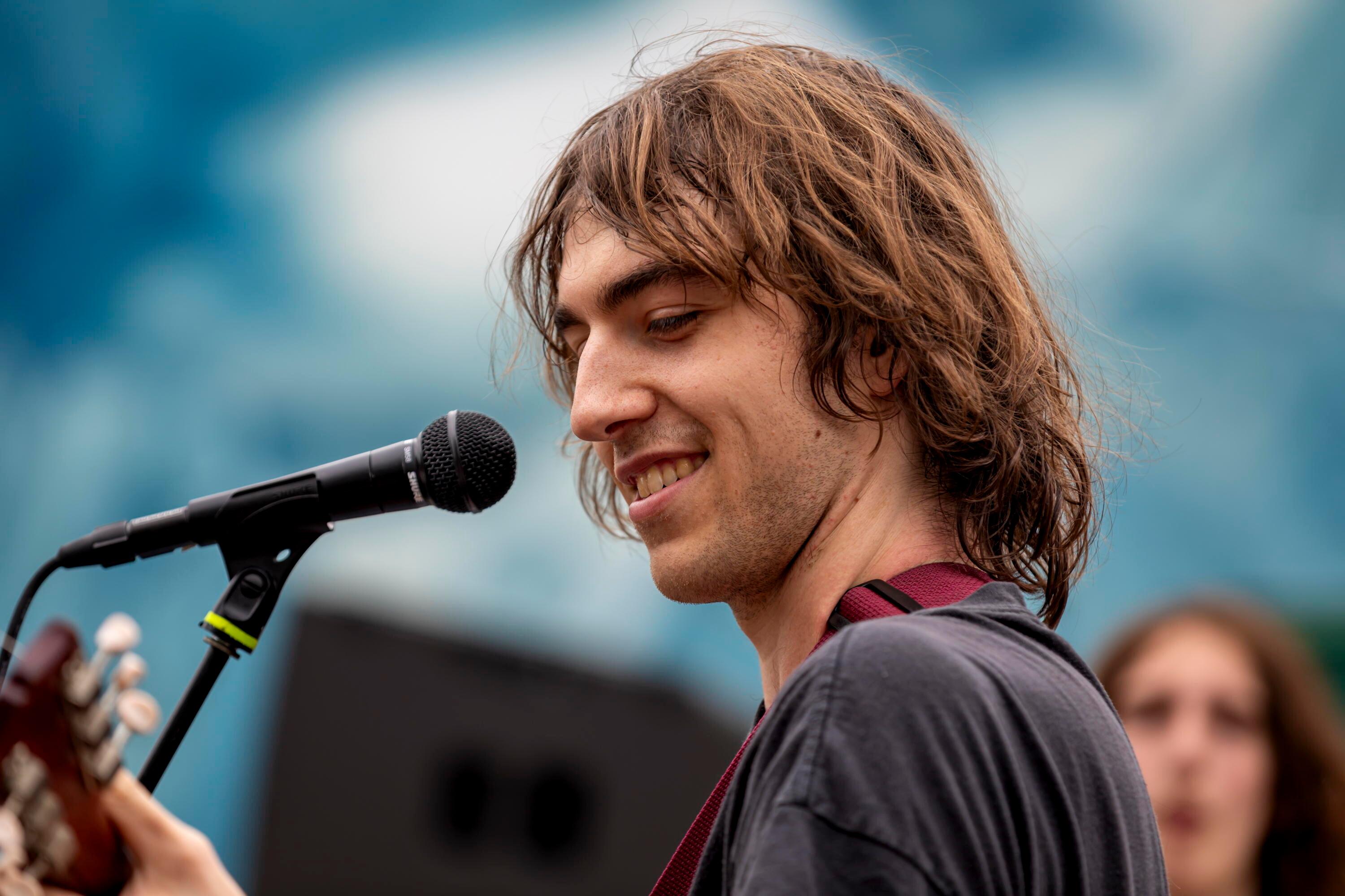 Cameron Winter, Sänger von Geese, bei einem Konzert in Brooklyn