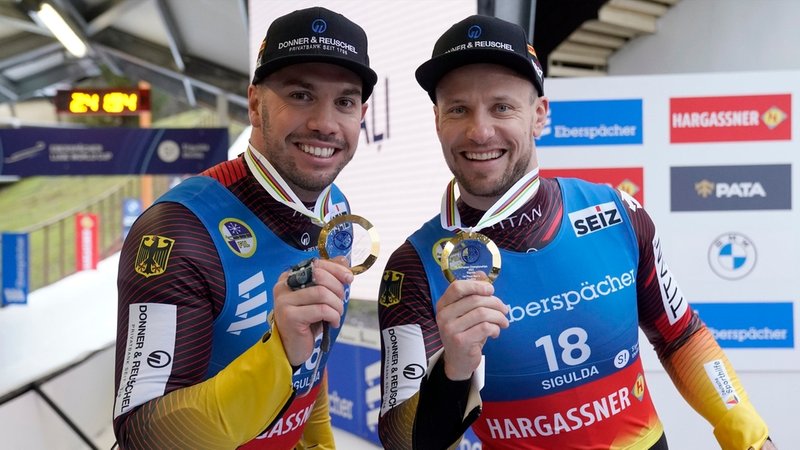 Tobias Wendl und Tobias Arlt aus Deutschland zeigen nach der Siegerehrung ihre Goldmedaillen. 