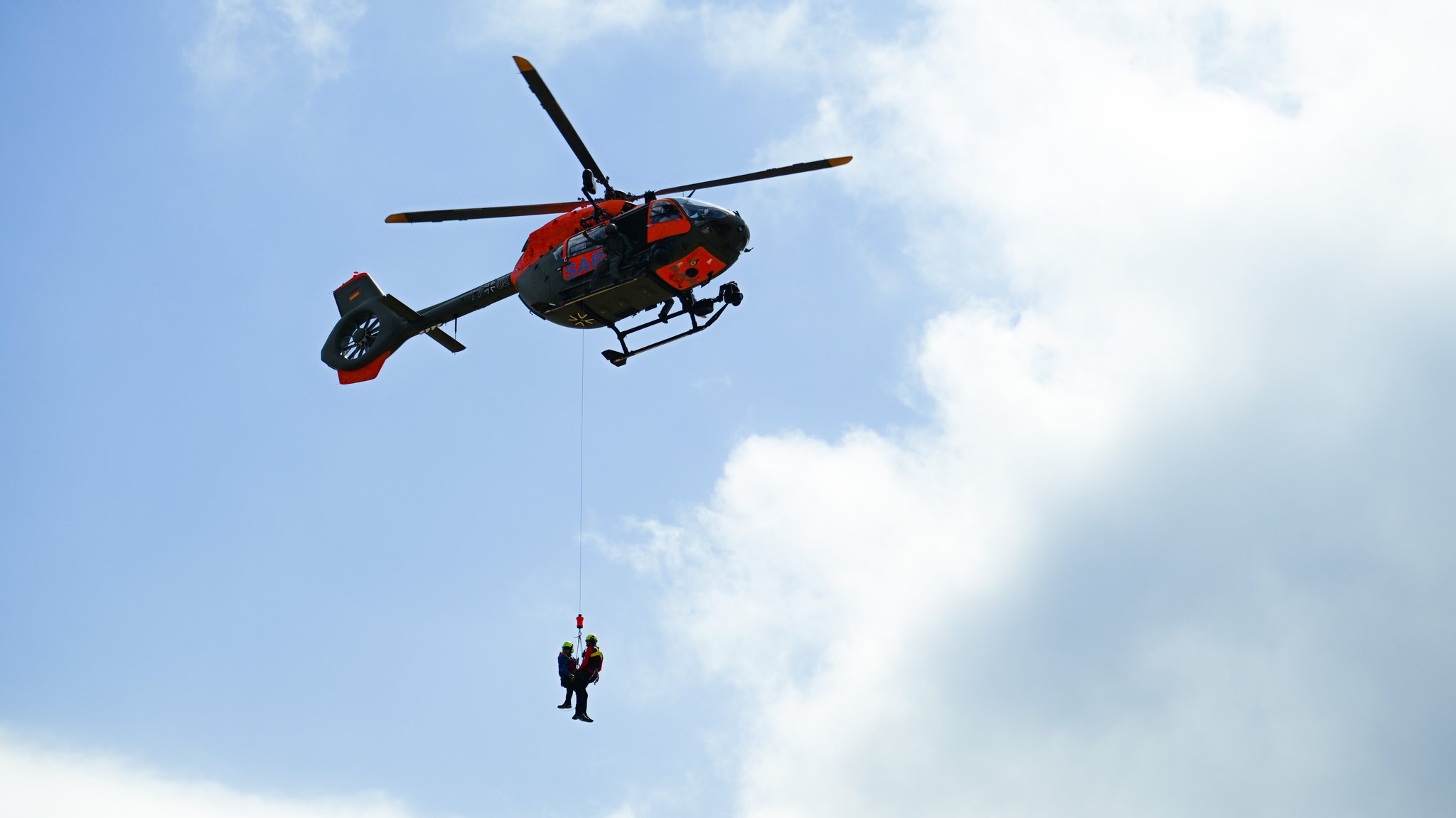 Symbolbild: Ein Rettungshubschrauber vom Typ Airbus H145 der Bundeswehr übt gemeinsam mit Rettungshundestaffeln der Bergwacht und der Malteser. | Bild: picture alliance / onw-images | - Symbolbild: Ein Rettungshubschrauber vom Typ Airbus H145 der Bundeswehr übt gemeinsam mit Rettungshundestaffeln der Bergwacht und der Malteser.