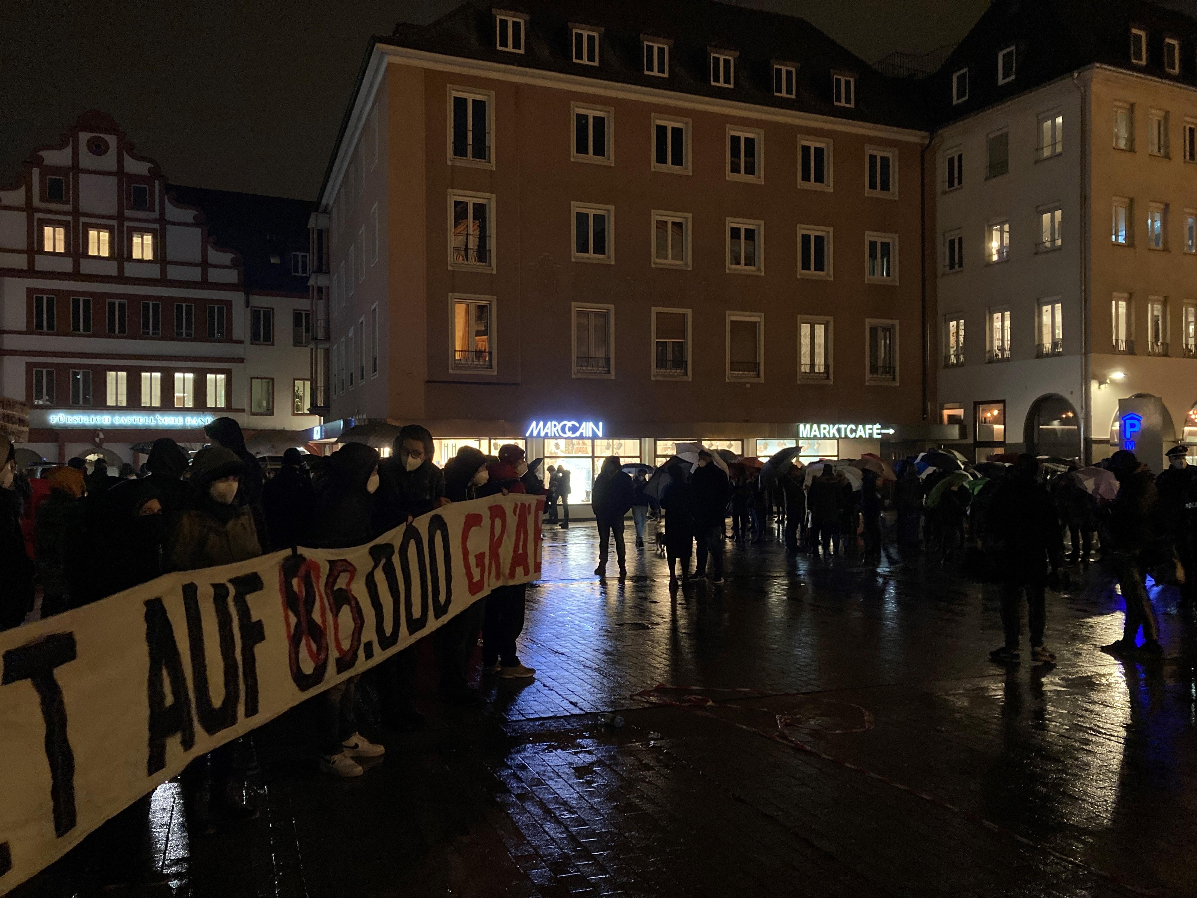 Am Mittwochabend standen sich Corona-Leugner und ihre Gegner auf dem Würzburger Marktplatz direkt gegenüber.  | Bild:Pirmin Breninek