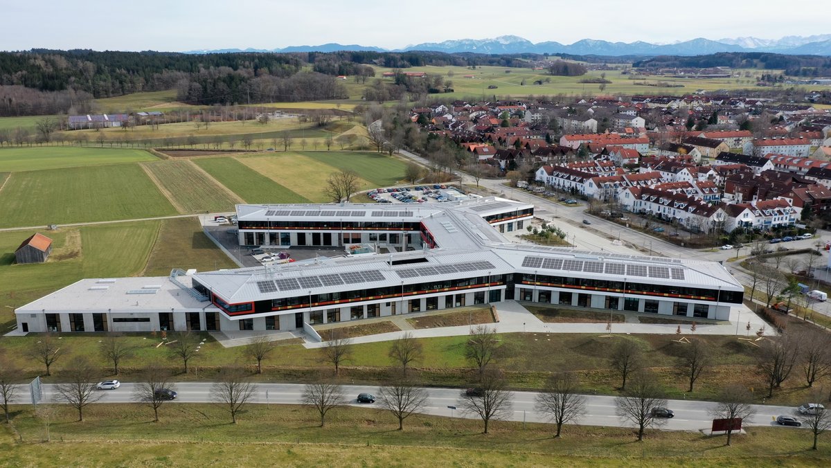 Das große neue Gebäude der Berufsschule ist zweigeschossig und hat viele Solarflächen auf dem Dach.