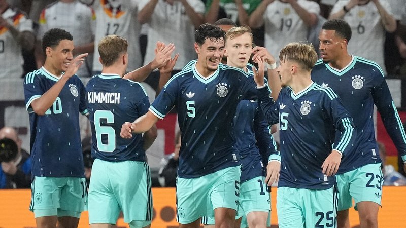 Jubeln im Testspiel gegen Finnland: die FCB-Spieler um Jamal Musiala (10), Joshua Kimmich (6), Aleksandar Pavlovic (5) und Lennart Karl (25). | Bild: picture-alliance/dpa Jubeln im Testspiel gegen Finnland: die FCB-Spieler um Jamal Musiala (10), Joshua Kimmich (6), Aleksandar Pavlovic (5) und Lennart Karl (25).