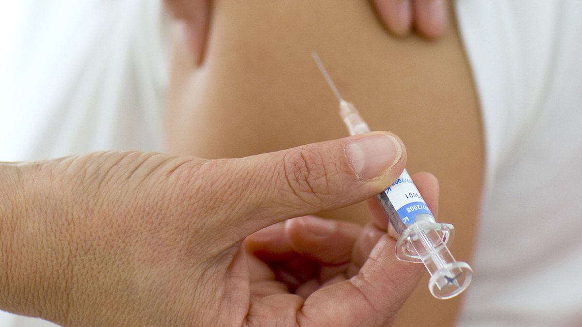 Eine Patientin erhält eine Dosis einer HPV-Impfung