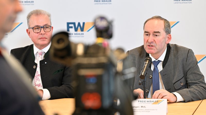 Der Freie-Wähler-Fraktionsvorsitzende im Landtag, Florian Streibl, und FW-Chef Hubert Aiwanger | Bild: picture alliance/dpa | Uwe Lein Der Freie-Wähler-Fraktionsvorsitzende im Landtag, Florian Streibl, und FW-Chef Hubert Aiwanger