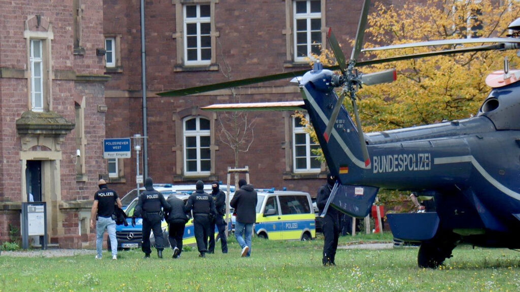 dpatopbilder - 20.10.2024, Baden-Württemberg, Karlsruhe: Polizisten bringen den in Bernau bei Berlin festgenommenen mutmaßlichen IS-Unterstützer, der einen Anschlag mit Schusswaffen auf die israelische Botschaft in Berlin geplant haben soll, zur  Haftvorführung. Foto: René Priebe/dpa +++ dpa-Bildfunk +++