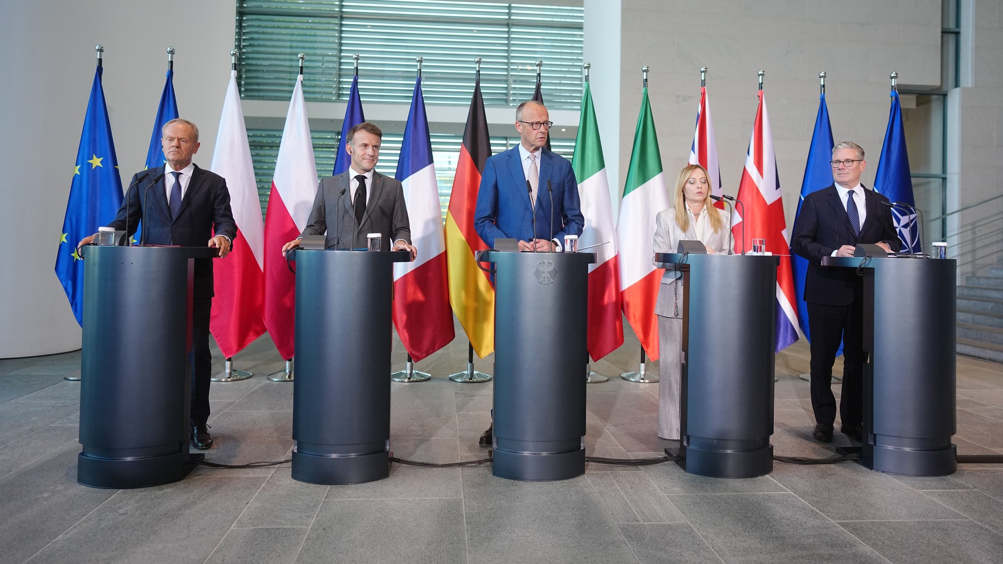 Donald Tusk, Ministerpräsident von Polen, Frankreichs Präsident Emmanuel Macron, Bundeskanzler Friedrich Merz (CDU), Giorgia Meloni, Ministerpräsidentin von Italien, und Keir Starmer, Premierminister von Großbritannien, geben beim E5-Gipfels führender europäischer Staaten zum bevorstehenden Nato-Gipfel im Bundeskanzleramt eine Pressekonferenz. | Bild: dpa-Bildfunk/Kay Nietfeld Donald Tusk, Ministerpräsident von Polen, Frankreichs Präsident Emmanuel Macron, Bundeskanzler Friedrich Merz (CDU), Giorgia Meloni, Ministerpräsidentin von Italien, und Keir Starmer, Premierminister von Großbritannien, geben beim E5-Gipfels führender europäischer Staaten zum bevorstehenden Nato-Gipfel im Bundeskanzleramt eine Pressekonferenz.
