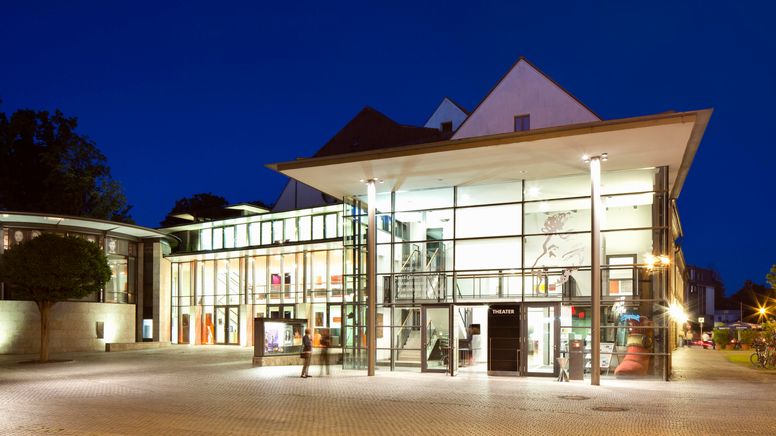 Das ETA Hoffmann-Theater in Bamberg bei Nacht | Bild:picture alliance/imageBROKER /Thomas Robbin
