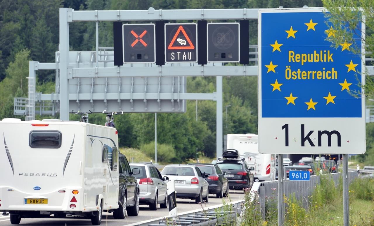 Vor dem Grenztunnel Füssen staut sich der Verkehr