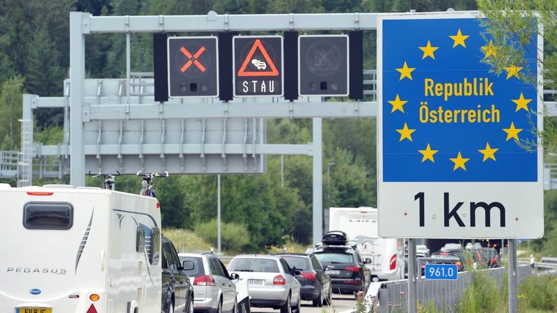 Vor dem Grenztunnel Füssen staut sich der Verkehr | Bild: picture-alliance/dpa Vor dem Grenztunnel Füssen staut sich der Verkehr