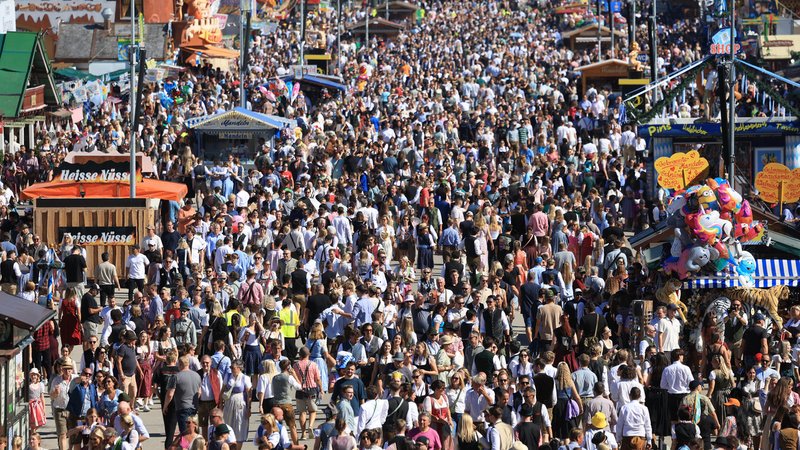 Mit dem heutigen Tag startete die Wiesn mit einem Rekord: der wärmste Wiesn-Start seit 71 Jahren laut Meteorologen. | Bild: dpa-Bildfunk/Karl-Josef Hildenbrand Mit dem heutigen Tag startete die Wiesn mit einem Rekord: der wärmste Wiesn-Start seit 71 Jahren laut Meteorologen.