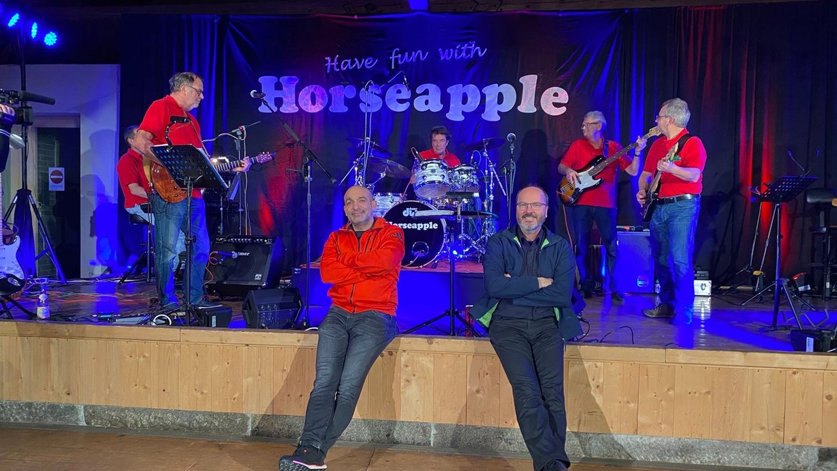 Die Kult-Band "Horseapple" veranstaltet ein Benefizkonzert für Klinikmitarbeiter - Django Asül moderiert die Veranstaltung.