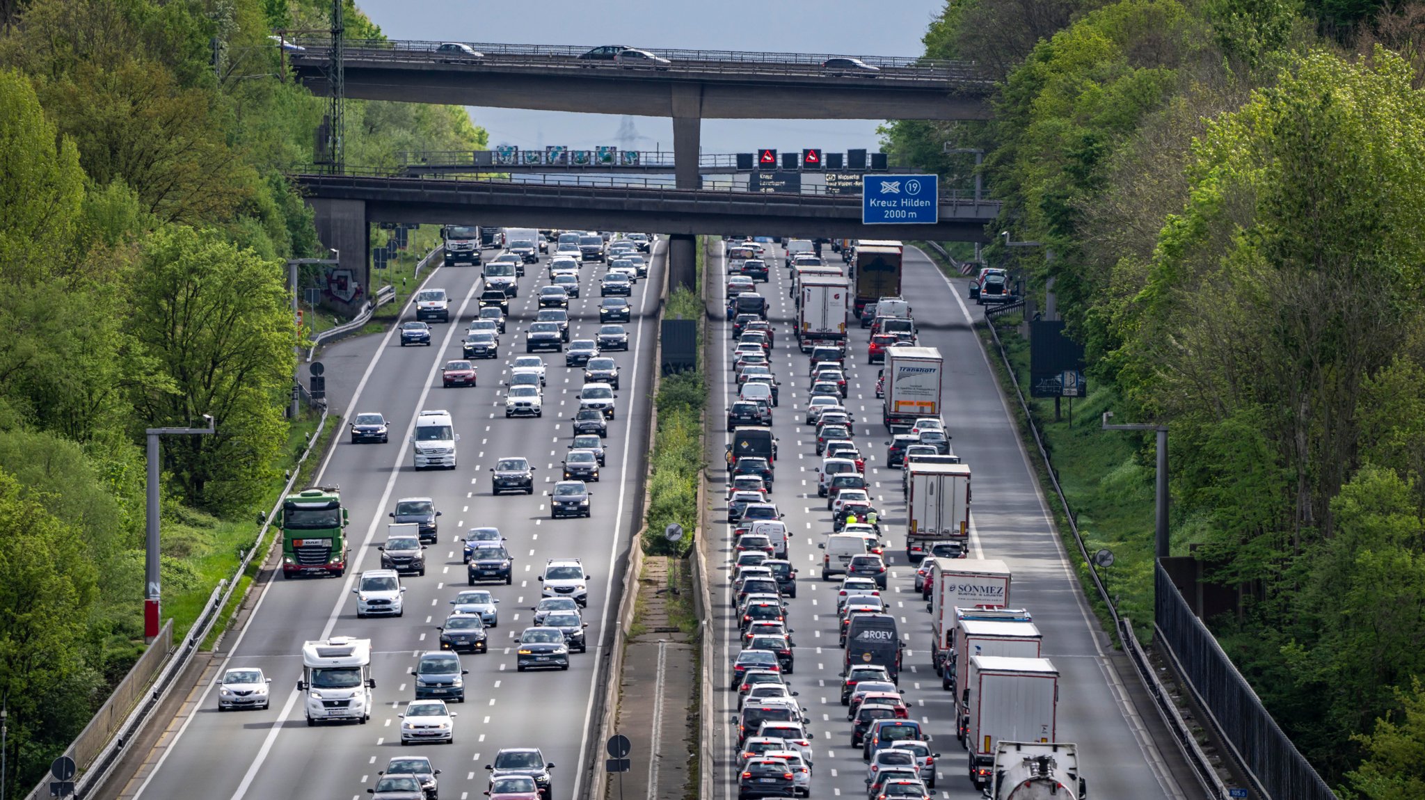 Archivbild: Dichter Verkehr auf einer deutschen Autobahn 