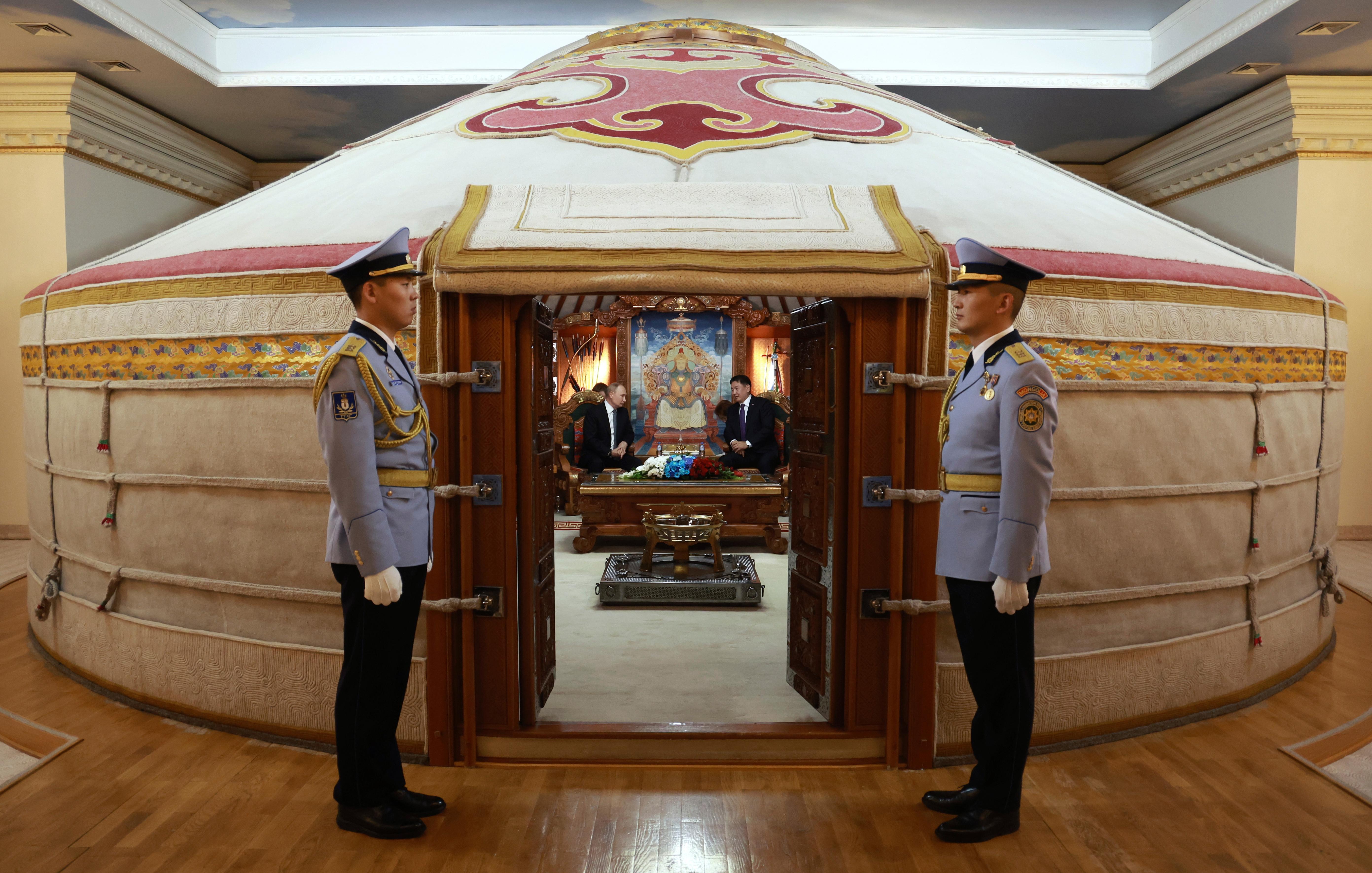 Mit dem mongolischen Präsidenten Uchnaagiin Chürelsüch