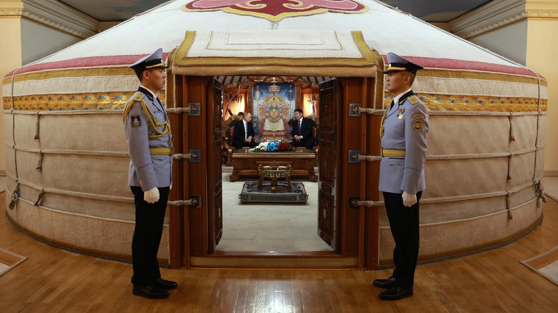 Mit dem mongolischen Präsidenten Uchnaagiin Chürelsüch | Bild: Vyascheslav Prokofjev/Picture Alliance Mit dem mongolischen Präsidenten Uchnaagiin Chürelsüch