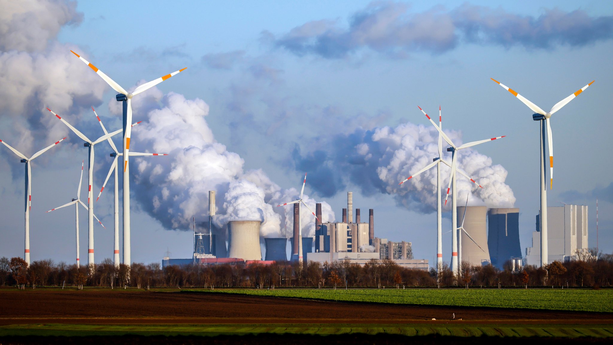 Grevenbroich, Nordrhein-Westfalen, Deutschland - Windräder im Windpark vor RWE Kraftwerk Neurath am Tagebau Garzweiler