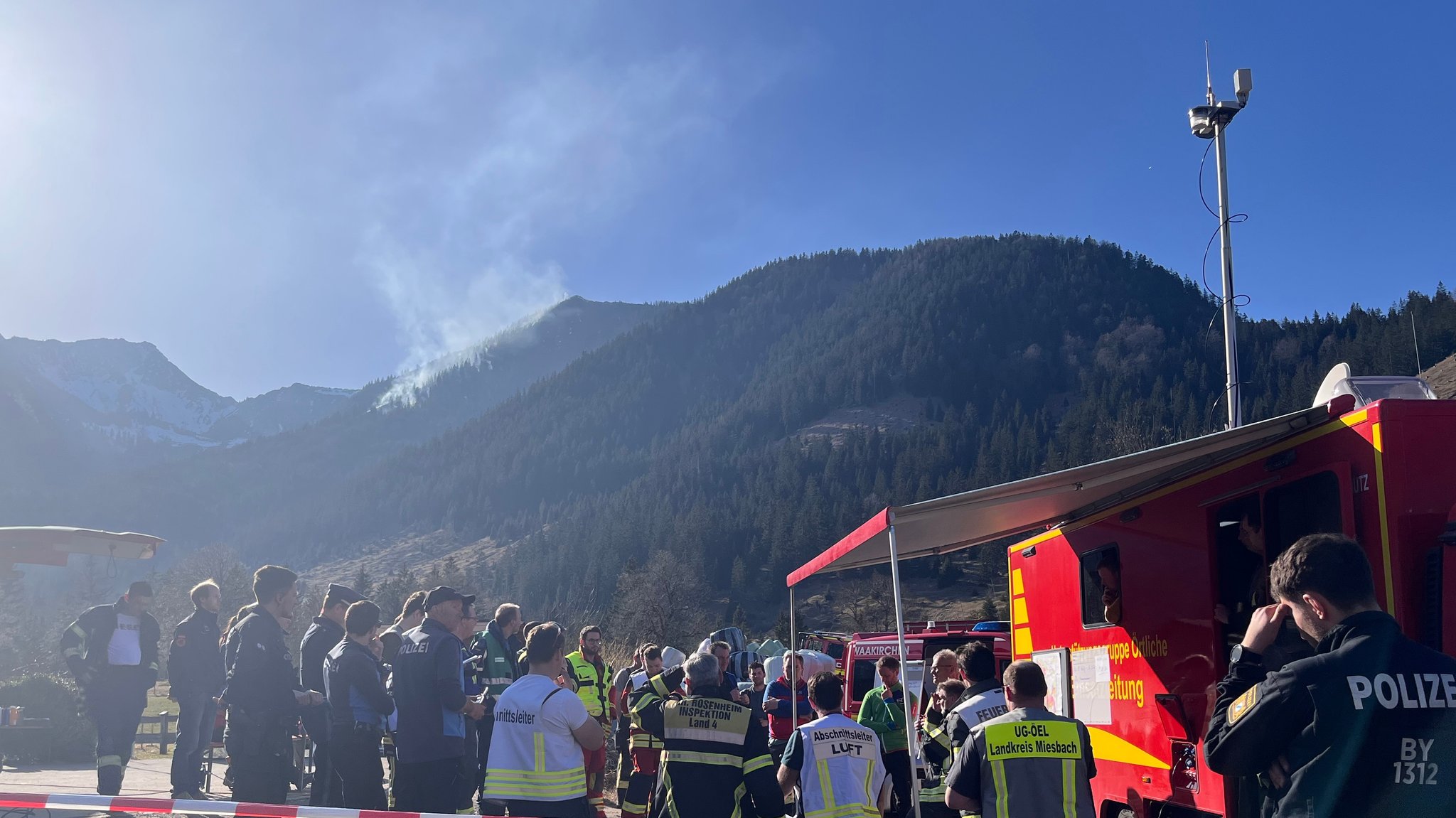 Brand eines Bergwalds bei Bayrischzell: Offene Flammen gelöscht