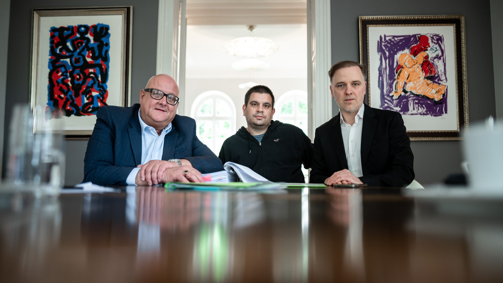 Rechtsanwalt Dirk Giesen, Mandant Alexander B. und Rechtsanwalt Burkhard Benecken (l-r) sitzen in einer Kanzlei in Wesel.