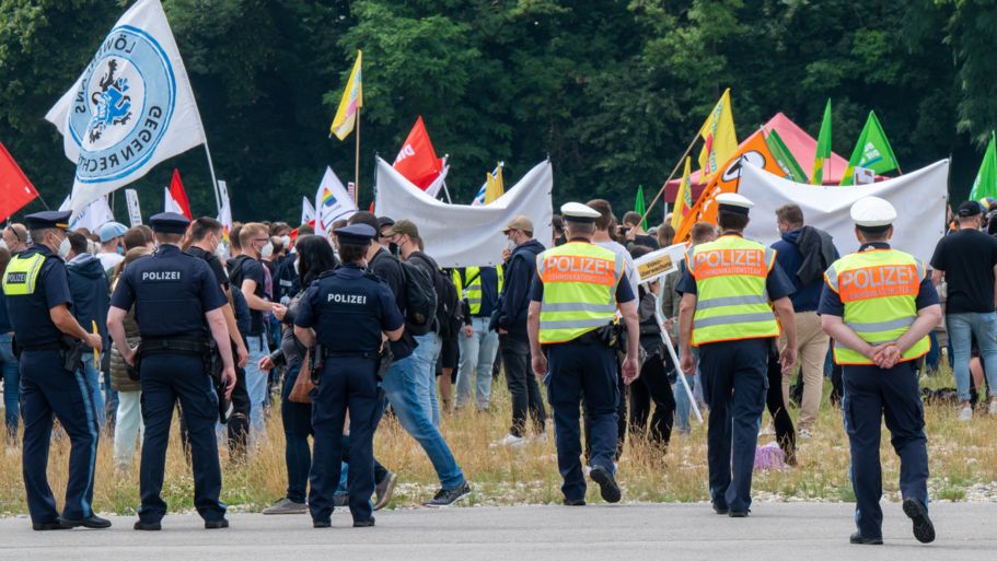 Landtag verabschiedet neues Polizeiaufgabengesetz - Vimarsana News