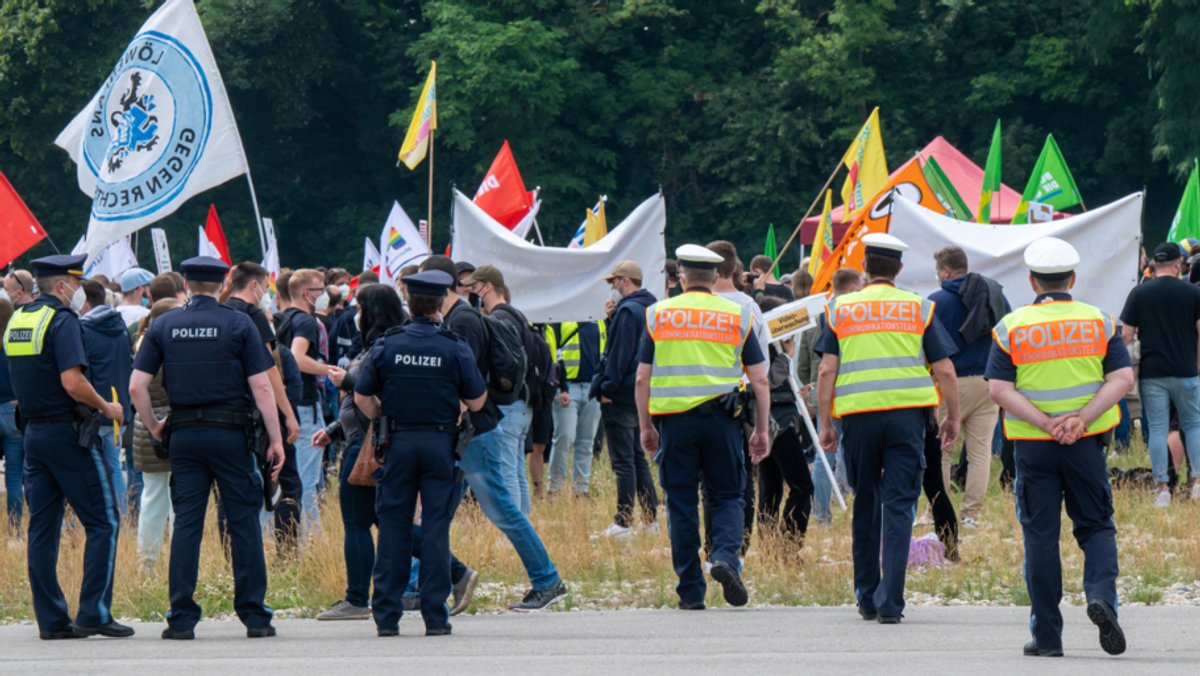 18.07.2021, Bayern, München: Polizisten stehen auf der Theresienwiese am Rand einer Demonstration gegen das Polizeiaufgabengesetz (PAG).