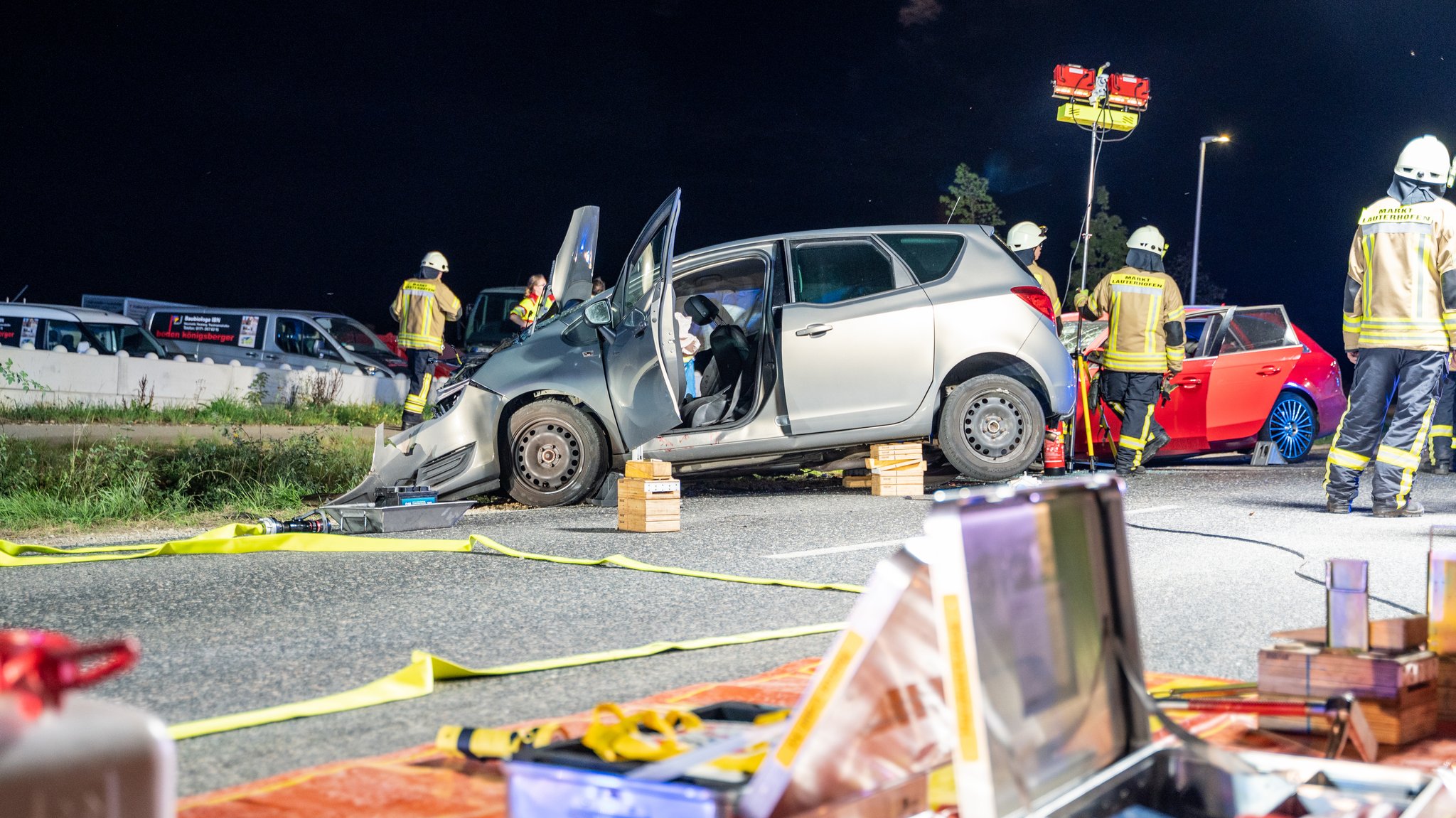 Unfallstelle bei Lauterhofen mit den beiden beteiligten Fahrzeugen. Rettungskräfte bei den Bergungsarbeiten