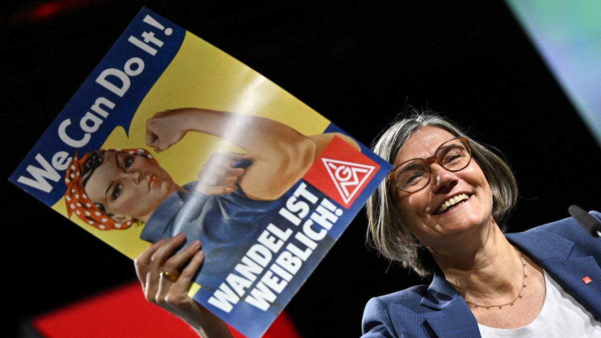 Christiane Benner, neue Erste Vorsitzende der IG Metall, freut sich auf dem Gewerkschaftstag der Industriegewerkschaft auf dem Messegelände mit einem Plakat mit der Aufschrift ·We can do it! Wandel ist weiblich!· nach ihrer Wahl. 