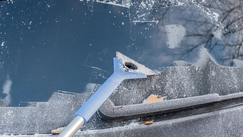 Symbolbild: Autoscheibe mit Eiskratzer und Herbstlaub | Bild: picture alliance / Zoonar | Volker Schlichting Symbolbild: Autoscheibe mit Eiskratzer und Herbstlaub