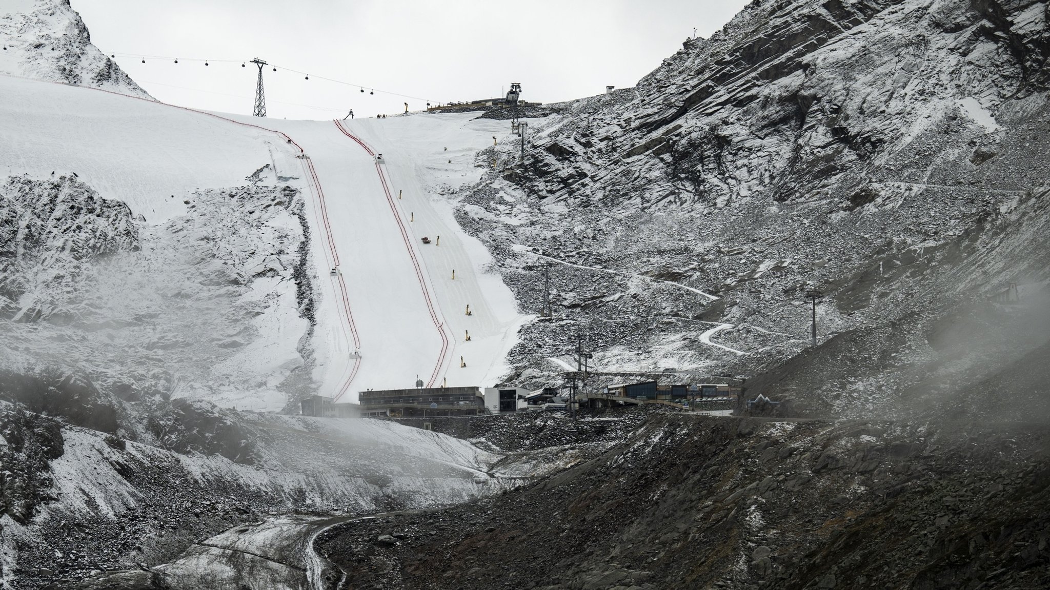 Der Rettenbachferner in Sölden beim Saisonauftakt: Wenig Schnee, viele Felsen