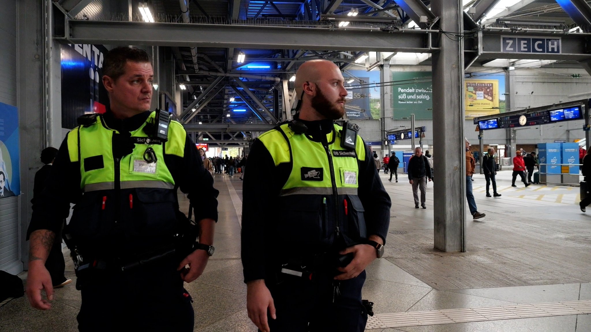 Zwei Sicherheitsmitarbeiter der Deutschen Bahn am Münchner Hauptbahnhof | Bild: BR / Alexandra Reese Zwei Sicherheitsmitarbeiter der Deutschen Bahn am Münchner Hauptbahnhof