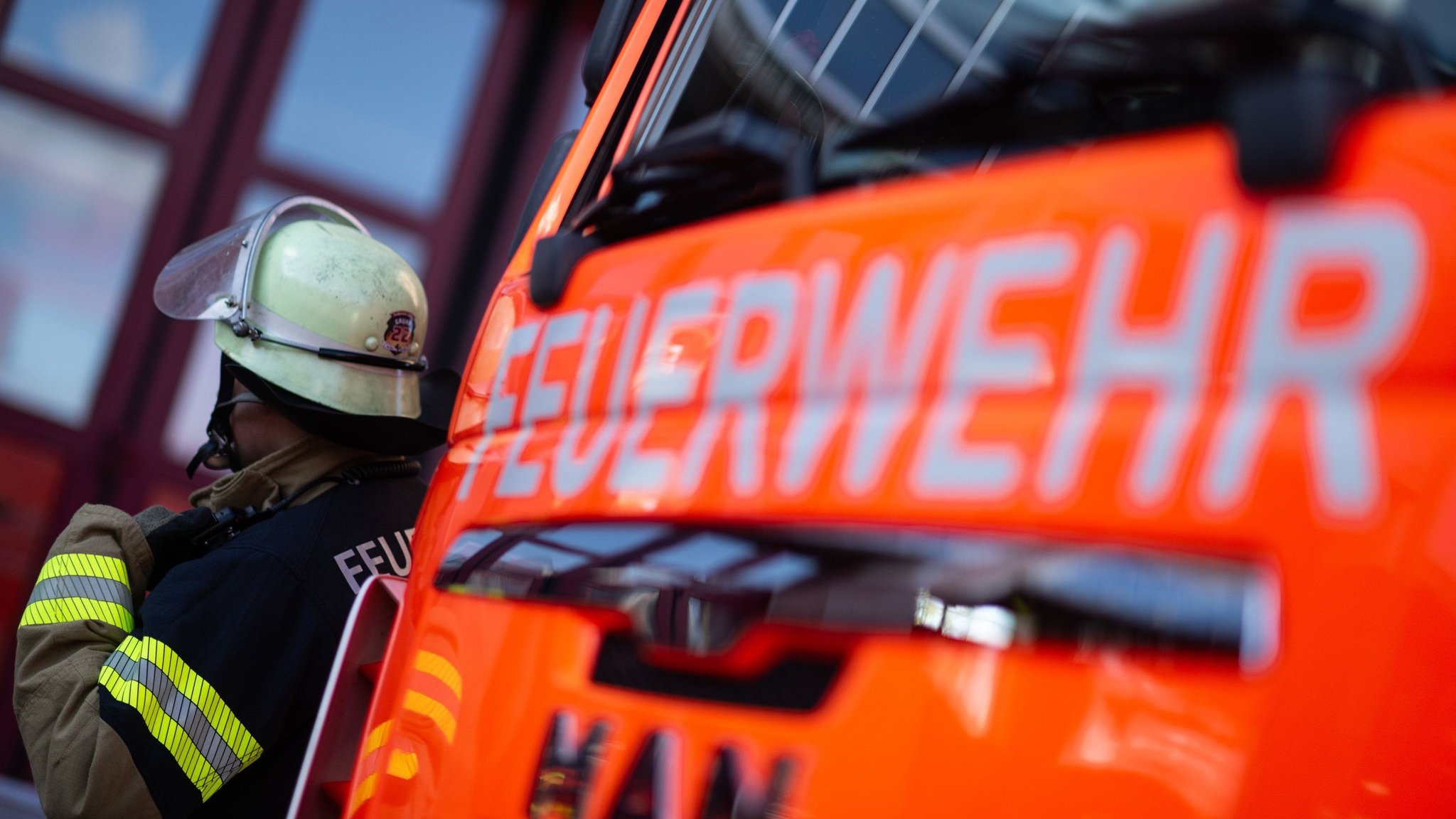 Feuerwehrauto mit Feuerwehrmann im Hintergrund (Archiv- und Symbolbild) | Bild: dpa-Bildfunk/Marijan Murat Feuerwehrauto mit Feuerwehrmann im Hintergrund (Archiv- und Symbolbild)
