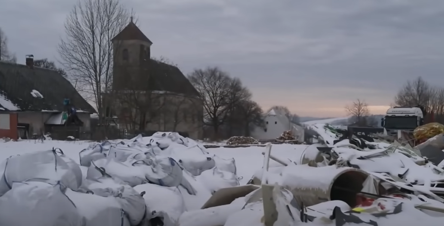 Eingeschneite Müllberge im tschechischen Jirikov. 