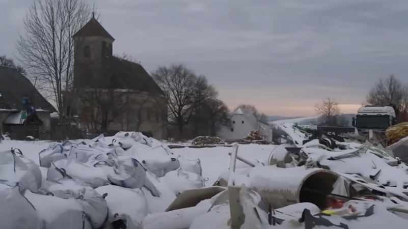 Eingeschneite Müllberge im tschechischen Jirikov. | Bild: BR24 Eingeschneite Müllberge im tschechischen Jirikov.