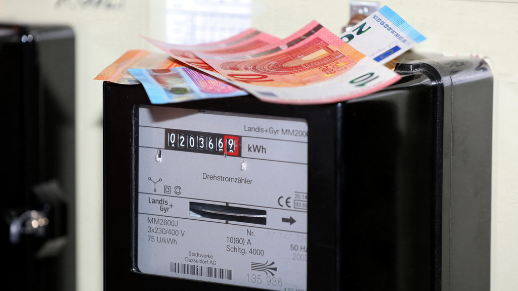 Geldscheine liegen auf einem Stromzähler