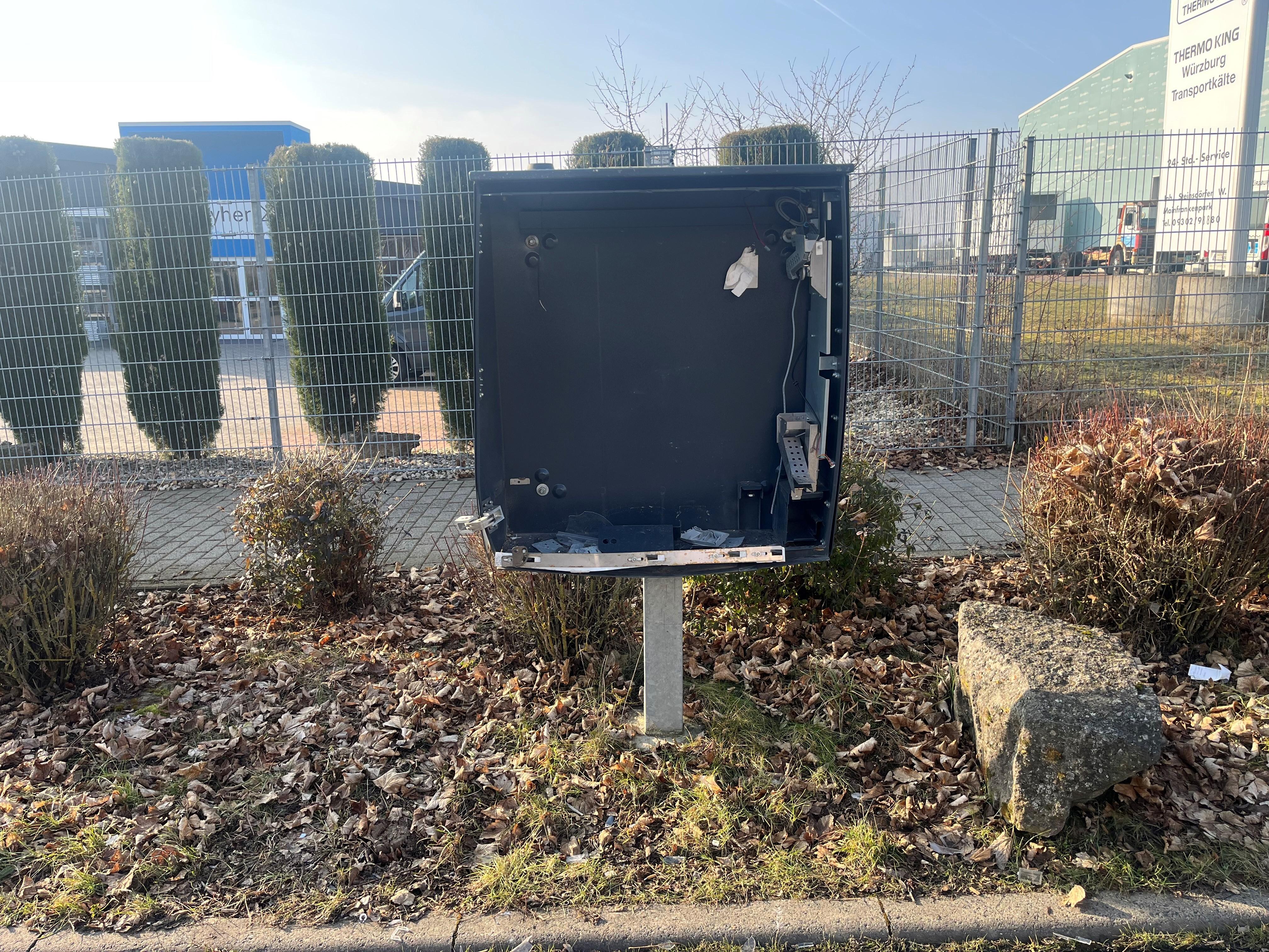 Im Mainfrankenpark bei Dettelbach im Landkreis Kitzingen stehen die Reste eines gesprengten Zigaretten-Automats.