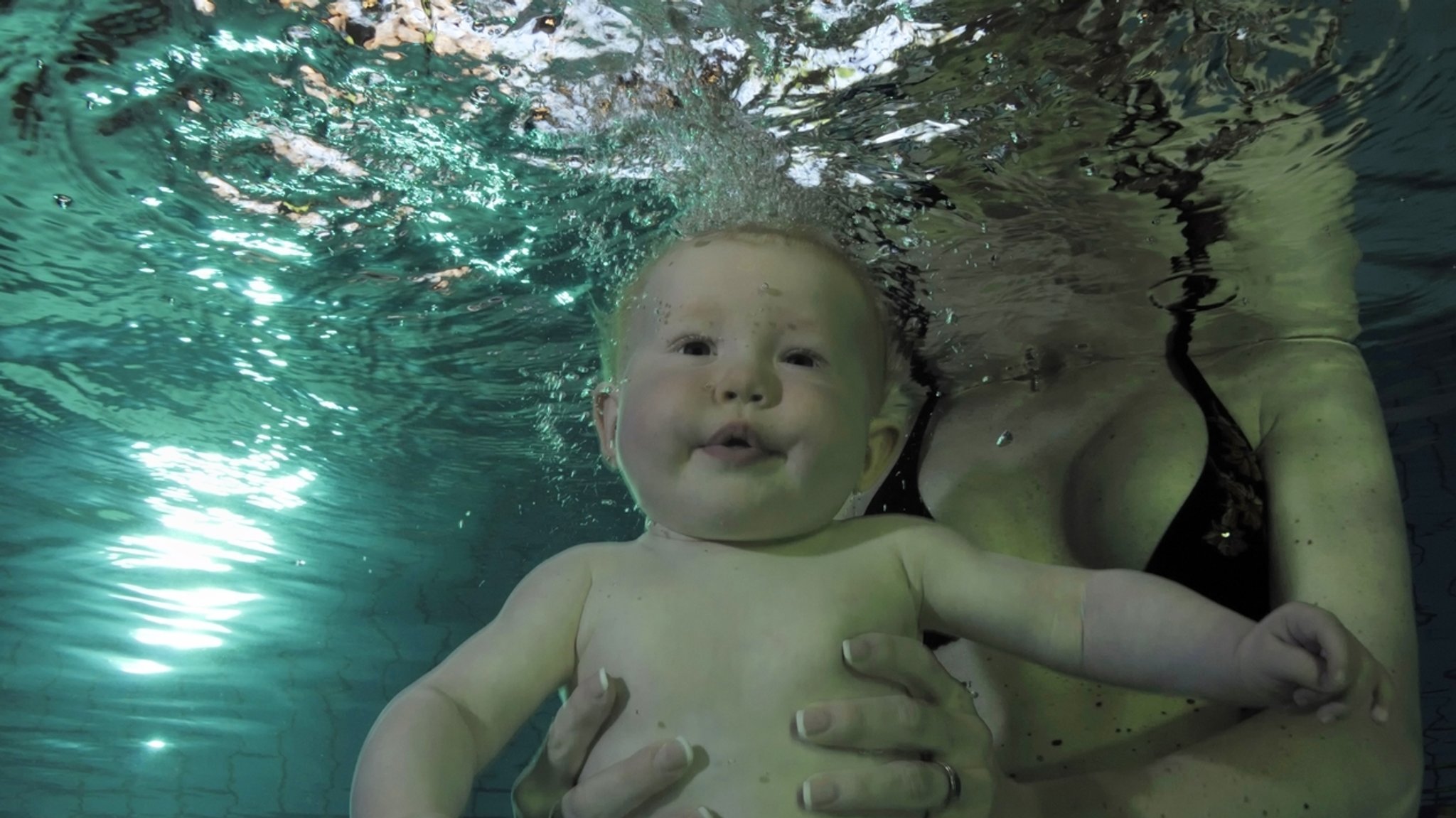 Baby unter Wasser