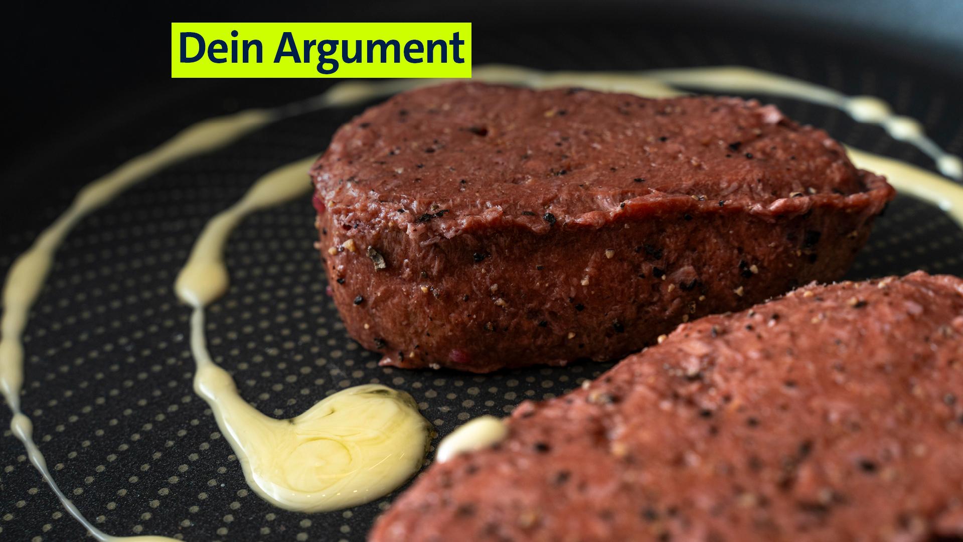 Ein veganes Steak wird in der Pfanne gebraten. 