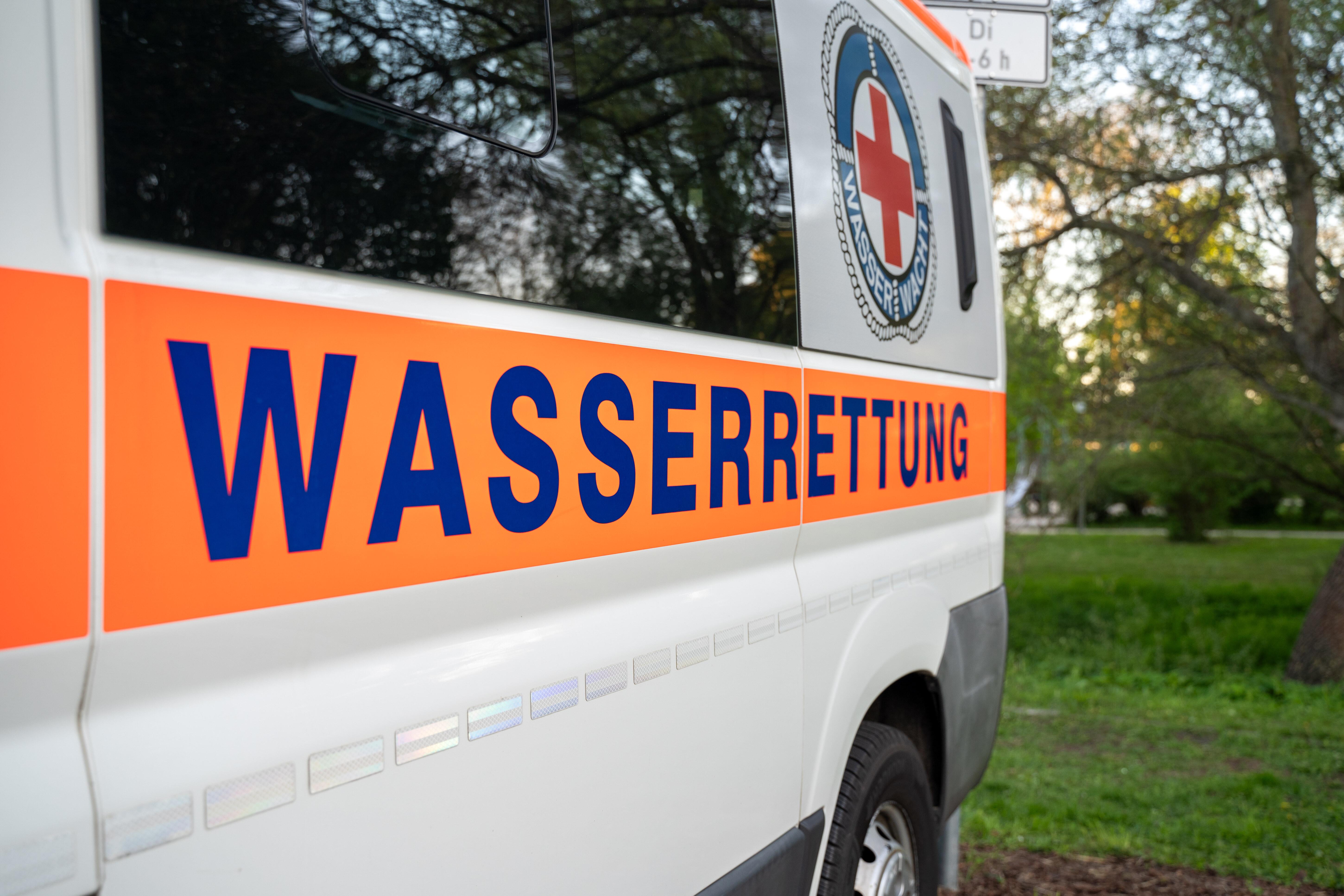 Ein Fahrzeug der Wasserrettung steht am Ufer eines Sees. 