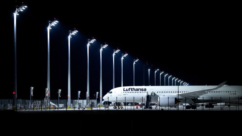 ARCHIV - 07.02.2024, Bayern, München: Pilotenstreik bei Lufthansa: Streiks können zahlreiche Flugausfälle und Verspätungen verursachen. (zu dpa: ««Verdächtige Wahrnehmungen» - Sperrung am Münchner Flughafen») Foto: Sven Hoppe/dpa +++ dpa-Bildfunk +++ | Bild: dpa-Bildfunk/Sven Hoppe ARCHIV - 07.02.2024, Bayern, München: Pilotenstreik bei Lufthansa: Streiks können zahlreiche Flugausfälle und Verspätungen verursachen. (zu dpa: ««Verdächtige Wahrnehmungen» - Sperrung am Münchner Flughafen») Foto: Sven Hoppe/dpa +++ dpa-Bildfunk +++
