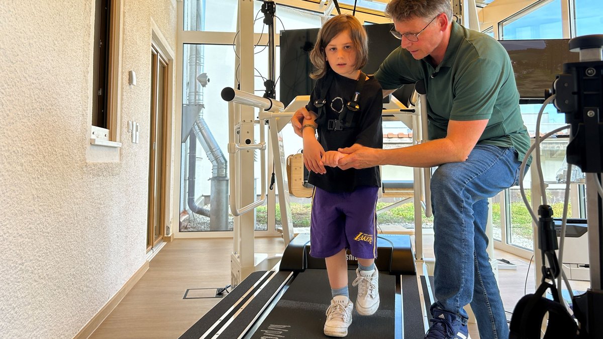 Der sechsjährige Shahen übt das Laufen auf dem neuen Therapielaufband im SPZ Traunstein.