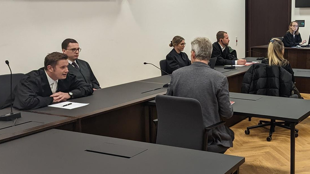 Ein Angeklagter und eine Angeklagte im Gerichtssaal sprechen mit ihren Anwälten.