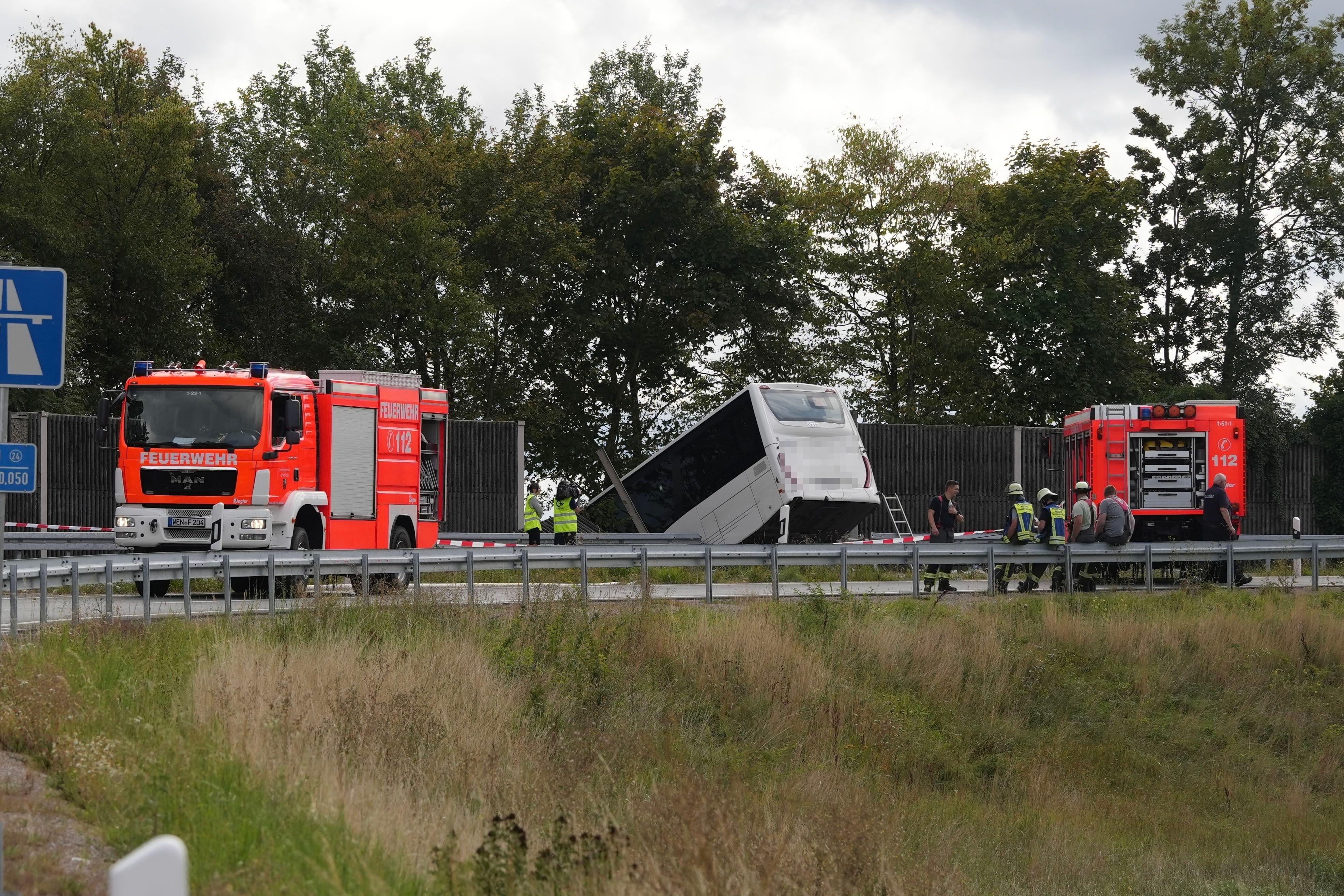 Ein Reisebus, der bei Weiden in der Oberpfalz durch eine Lärmschutzwand fuhr, daneben Feuerwehrautos und Einsatzkräfte.