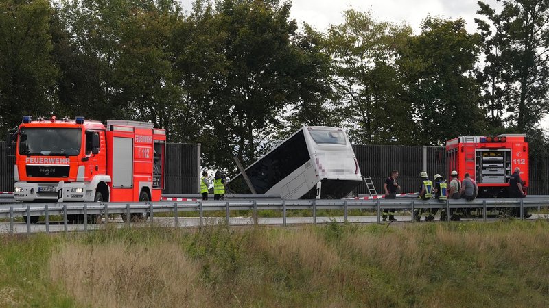 Ein Reisebus, der bei Weiden in der Oberpfalz durch eine Lärmschutzwand fuhr, daneben Feuerwehrautos und Einsatzkräfte. | Bild: NEWS5 / Lars Haubner Ein Reisebus, der bei Weiden in der Oberpfalz durch eine Lärmschutzwand fuhr, daneben Feuerwehrautos und Einsatzkräfte.