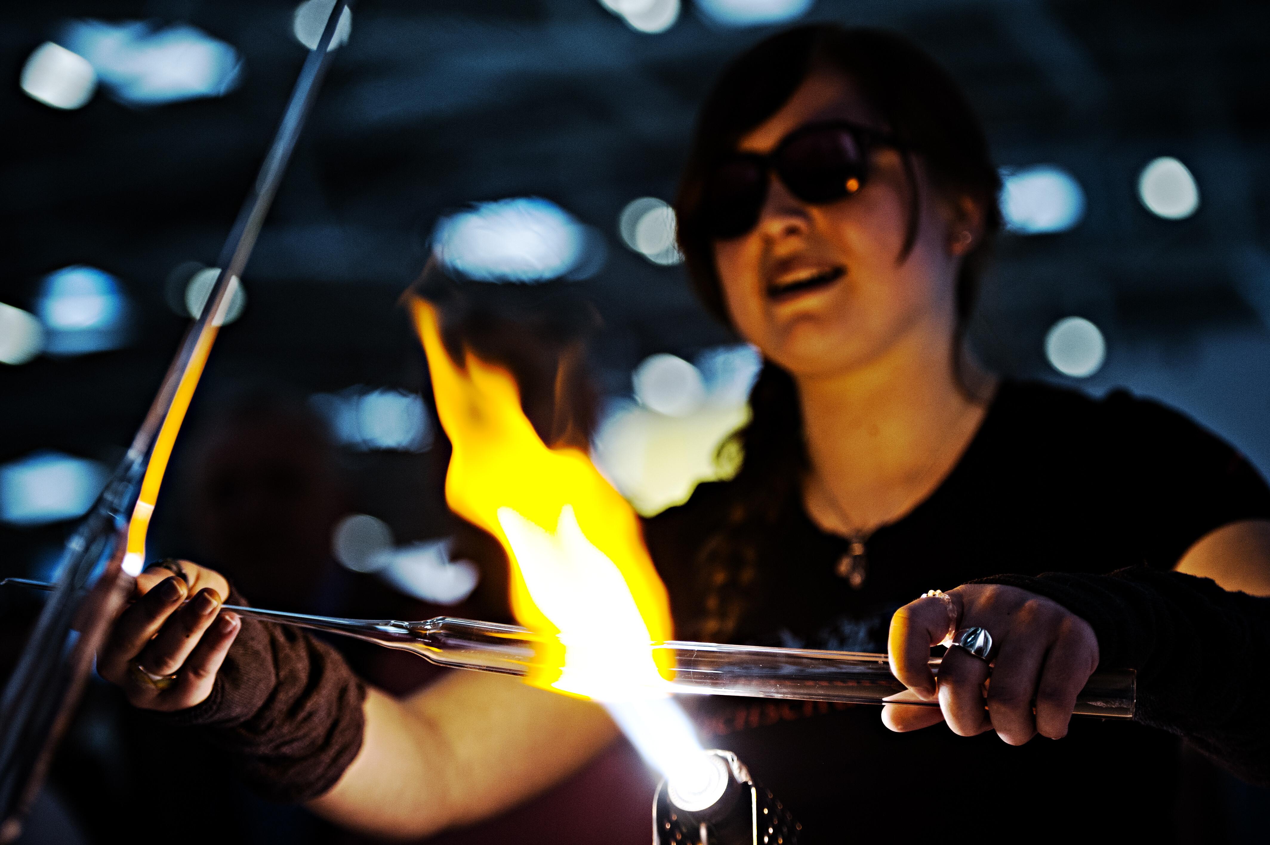 Eine Schülerin der Glasfachschule Zwiesel demonstriert ihr Können.