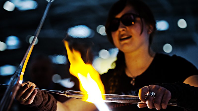 Eine Schülerin der Glasfachschule Zwiesel demonstriert ihr Können. | Bild: dpa/pa/Nicolas Armer Eine Schülerin der Glasfachschule Zwiesel demonstriert ihr Können.