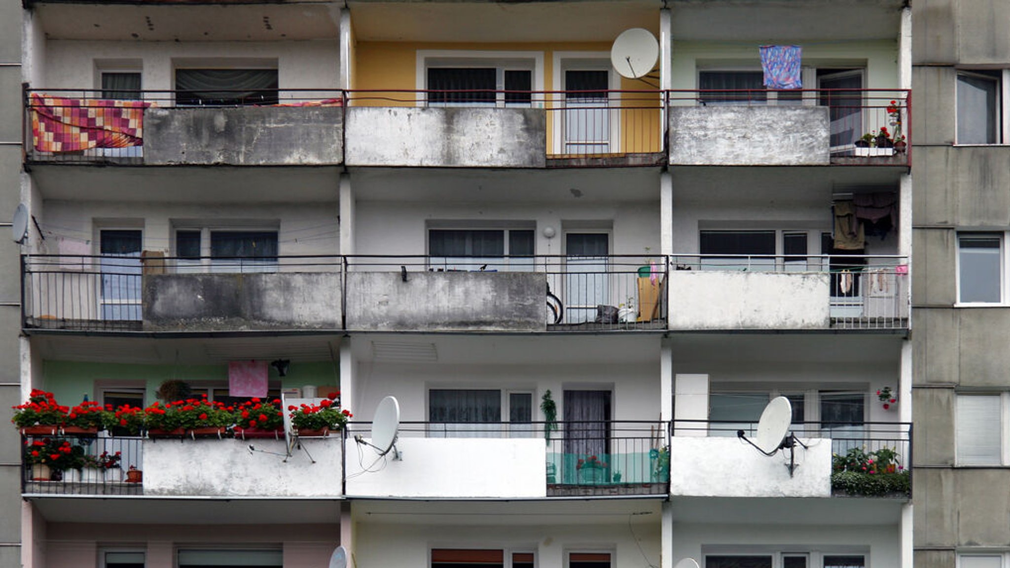 Die Fassade eines Mehrfamilienhauses. Foto: D. Schneider, Fassade_142556 (c)adpic_27.12.2011