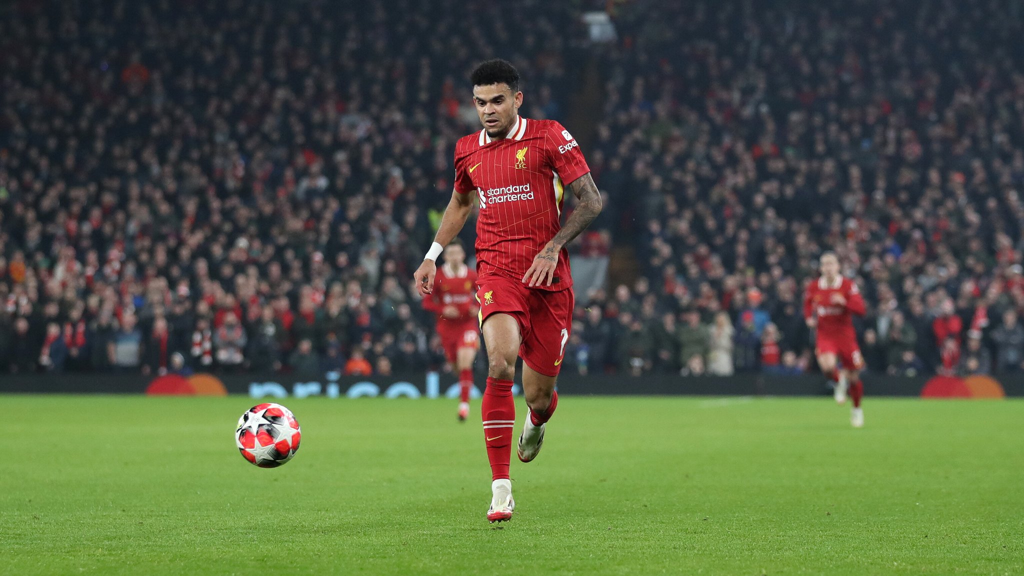 Luis Diaz (Mitte) im Trikot des FC Liverpool | Bild: picture alliance / ZUMAPRESS.com | Jessica Hornby Luis Diaz (Mitte) im Trikot des FC Liverpool