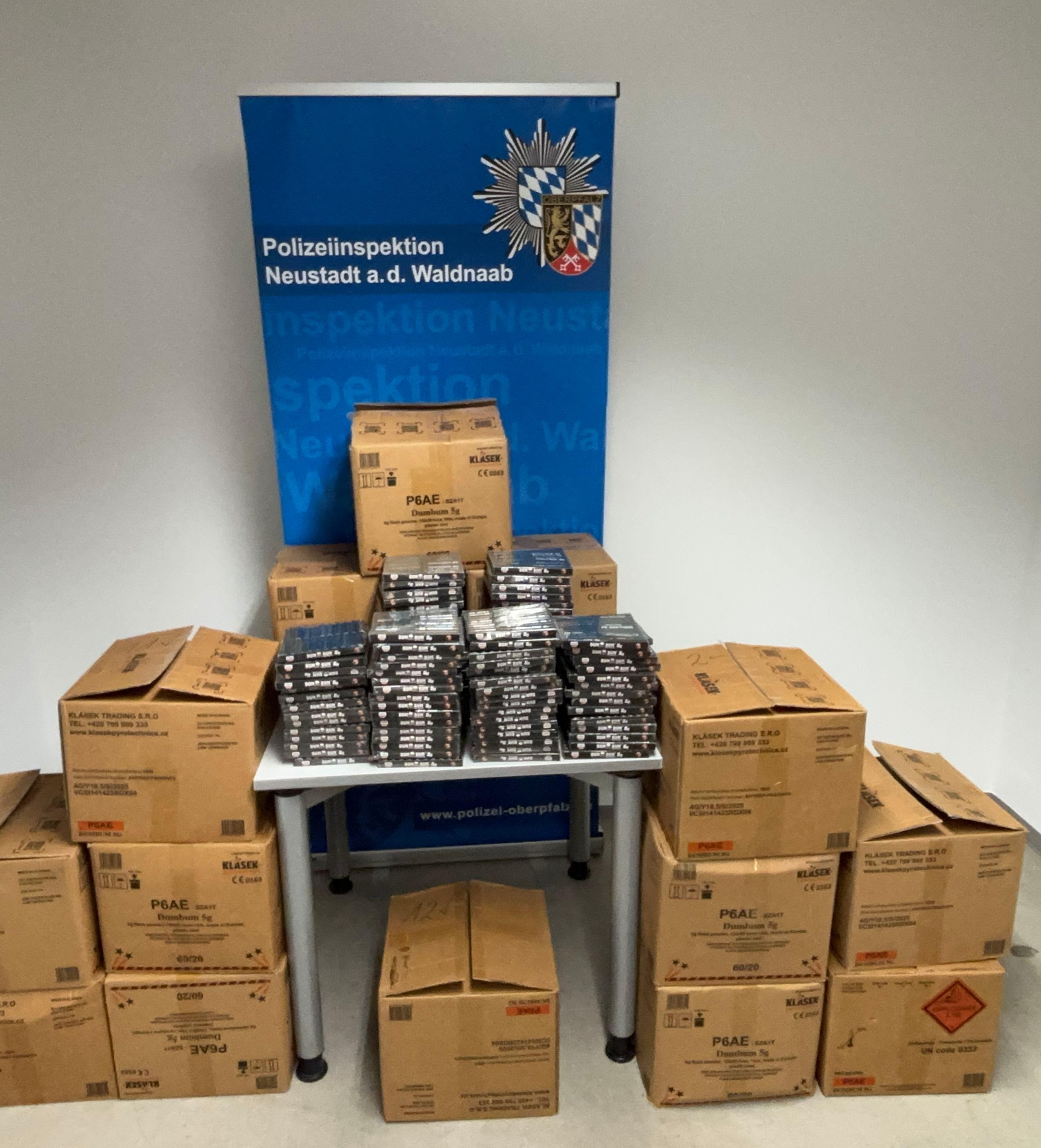 Bild zeigt die aufgefundenen Feuerwerkskörper