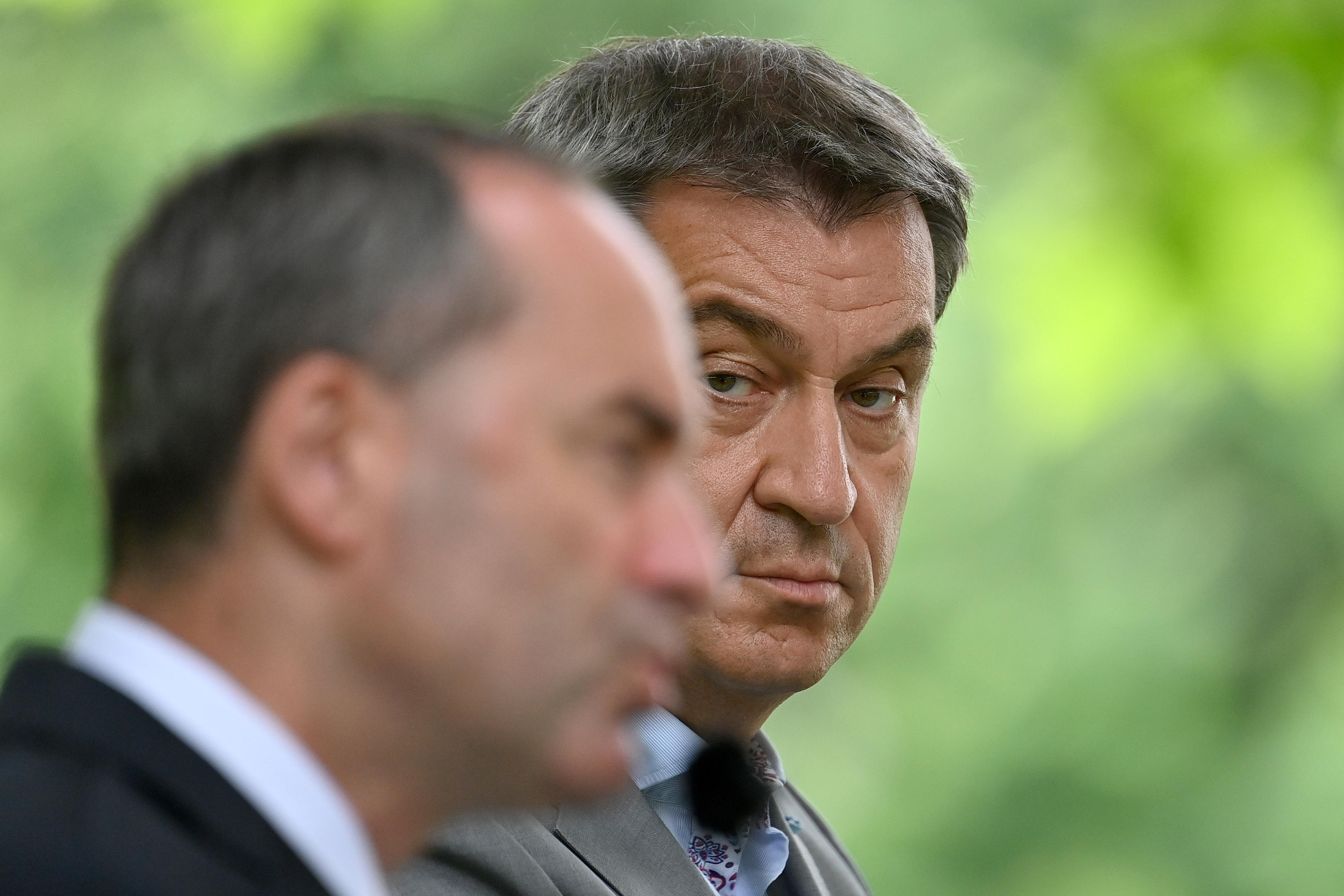 Das BR24live zum BayernTrend (Archivbild: Aiwanger und Söder)