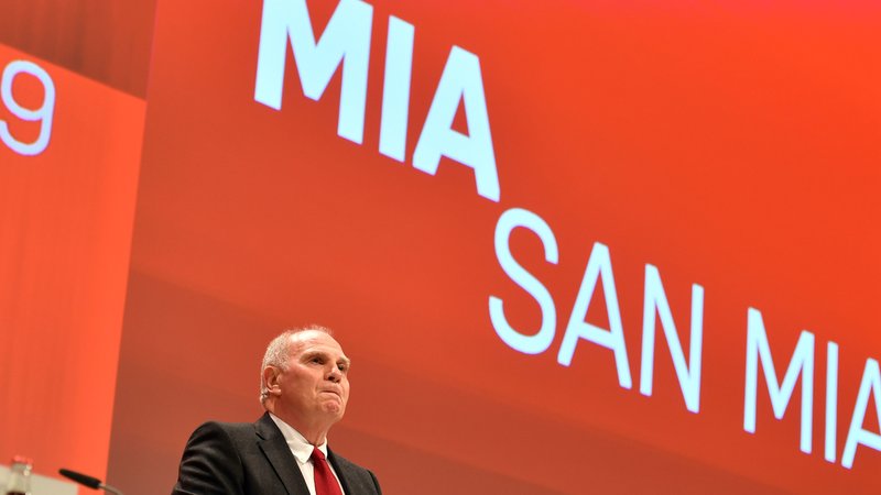 Uli Hoeneß vor einem "Mia san mia"-Schriftzug | Bild: picture-alliance/dpa Uli Hoeneß vor einem "Mia san mia"-Schriftzug